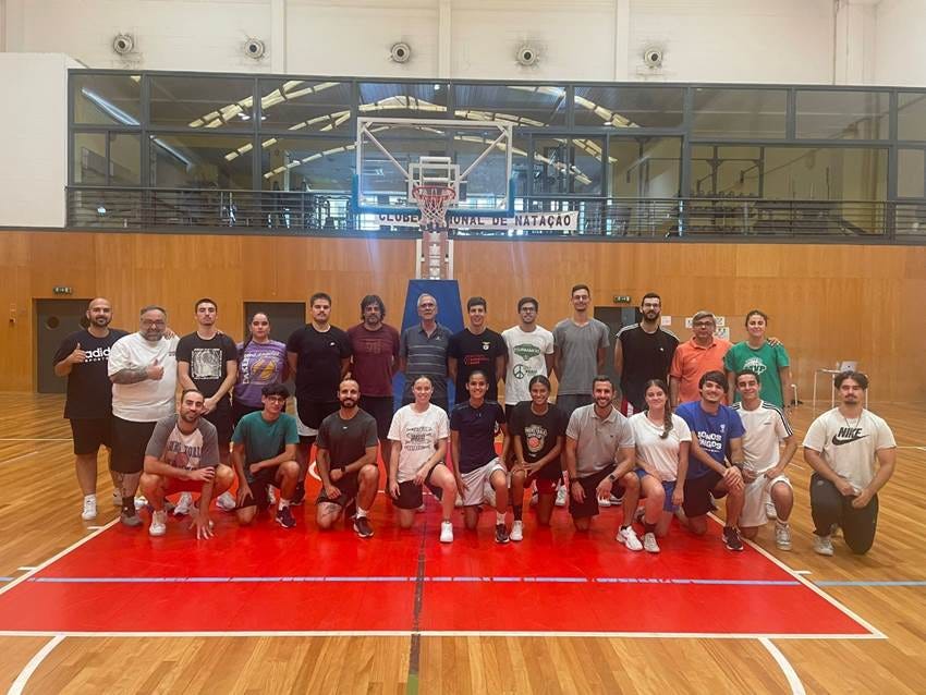 Uma imagem com pessoa, interior, desporto, sapatos

Os conteúdos gerados por IA podem estar incorretos.