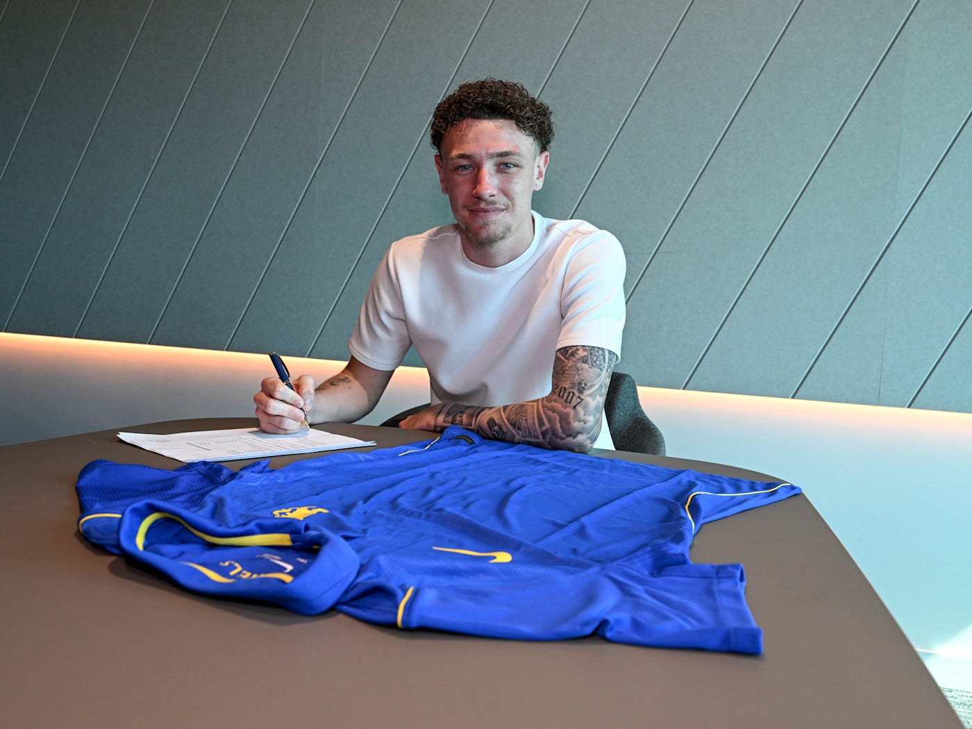 Bettoni signs his Chelsea contract at Cobham