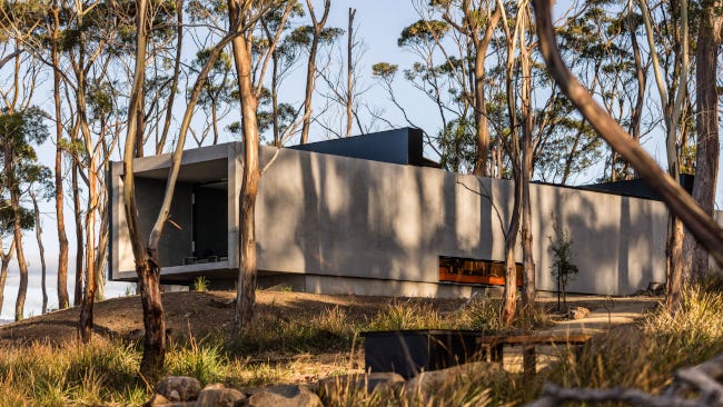 Maison de luxe sur une île déserte qui ressemble à un gros bloc de béton allongé et pourtant, quelque part, c'est classe