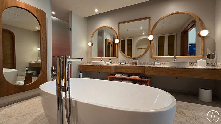 Deluxe One Bedroom Suite with Ocean View and Private Pool: Bathroom