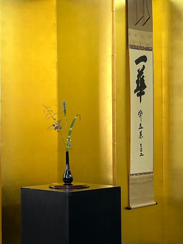 Izq.: Oshiro Tsuneko sensei realizó una demostración y luego servimos té para todos los presentes / Der.: Tokonoma con caligrafía y arreglo floral. 