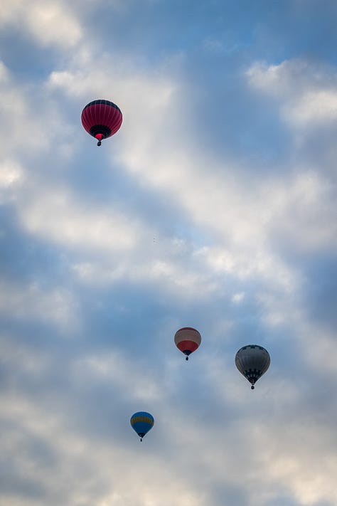 Există ceva profund omenesc în balonul cu aer cald. Balonul nu rupe aerul. Nu îl sfâșie cu viteză. Se ridică lent, aproape cu sfială, și tocmai de aceea pare atât de aproape de ideea de vis.