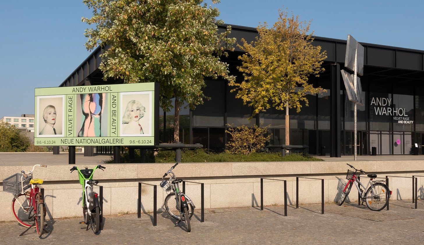 Berlin Tiergarten, de Neue Nationalgalerie met een expositie