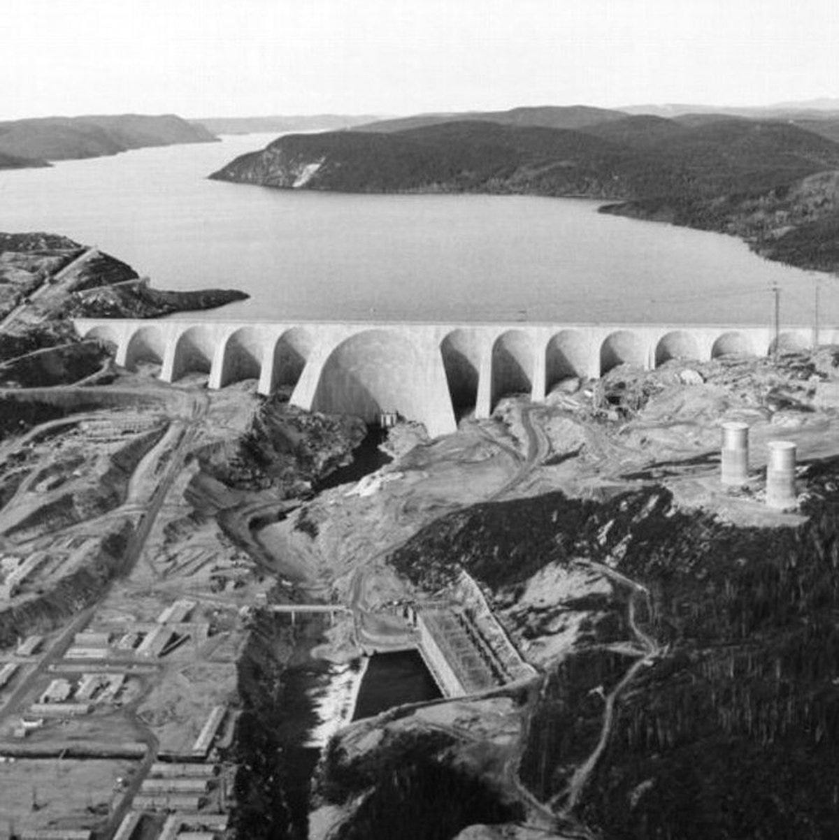 The Daniel-Johnson dam at Manic-5, under construction in the 1960s