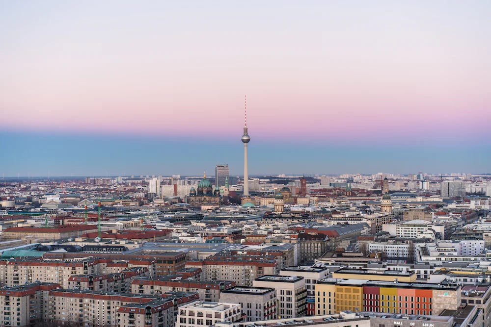 Berlin Panorama mit Fernsehturm Alex. Morgengrauen, pastellrosa und blau. Reise-Trends 2023 Berlin Panorama mit Fernsehturm Alex. Morgengrauen, pastellrosa und blau. Reise-Trends 2023