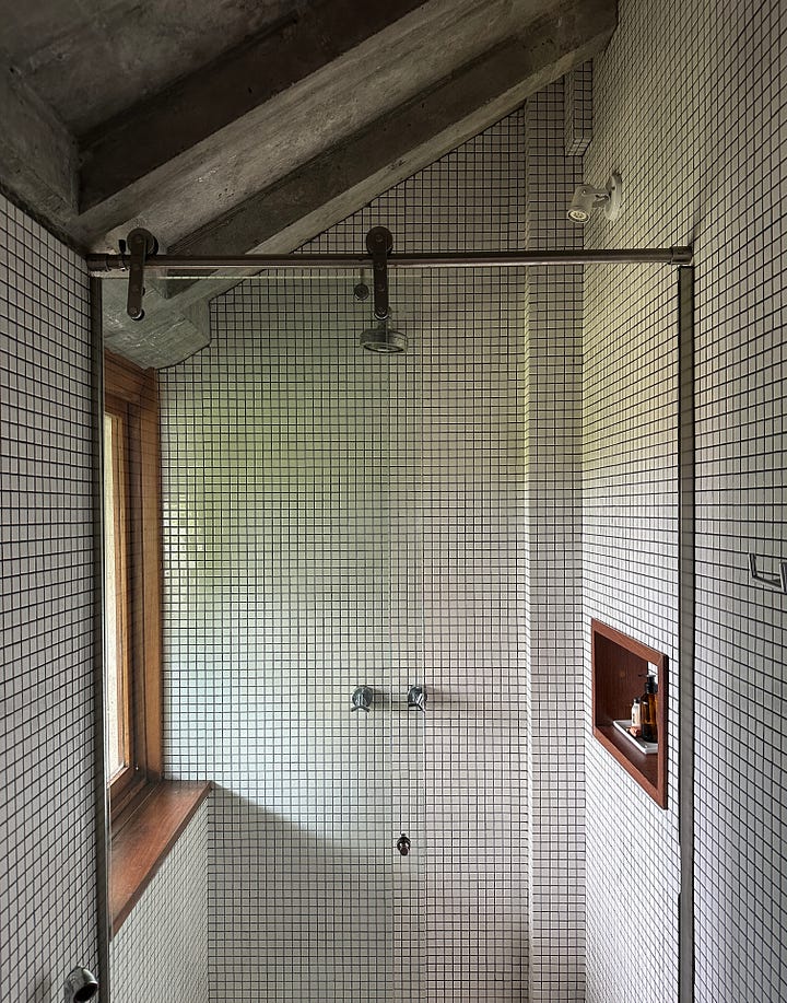 The George Harrison Suite and shower