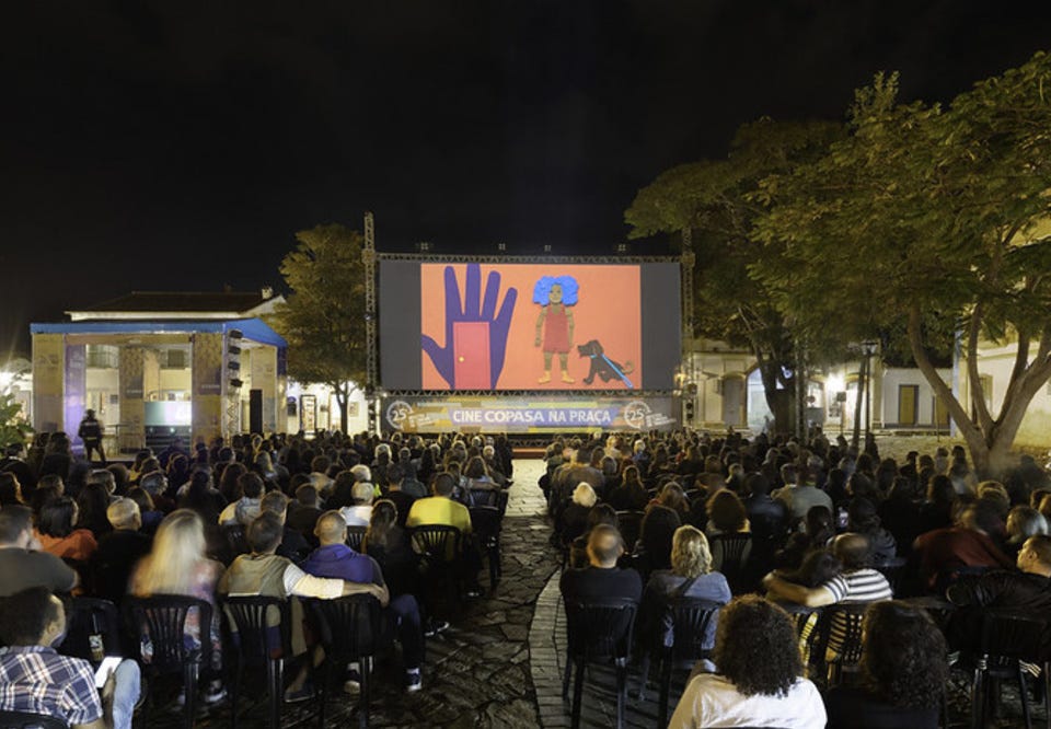 Tradicional exibição de cinema na praça durante o Festival de Cinema de Tiradentes Tradicional exibição de cinema na praça durante o Festival de Cinema de Tiradentes