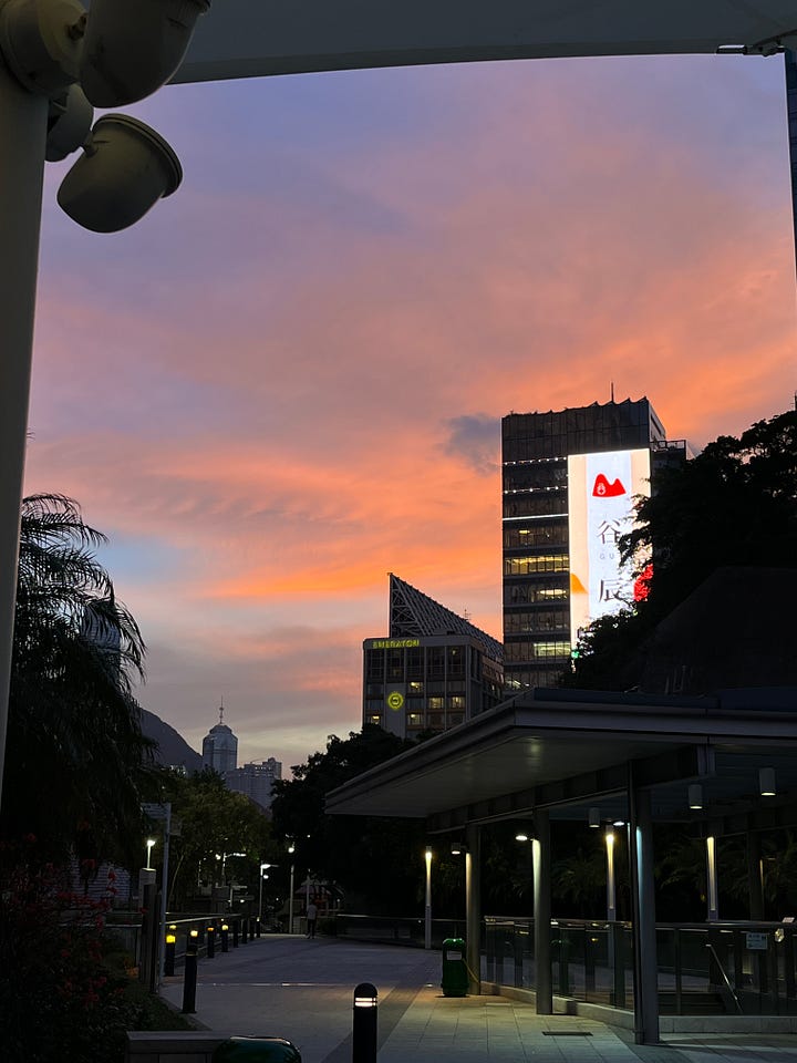 滿月、夕陽,與對稱、美麗的門