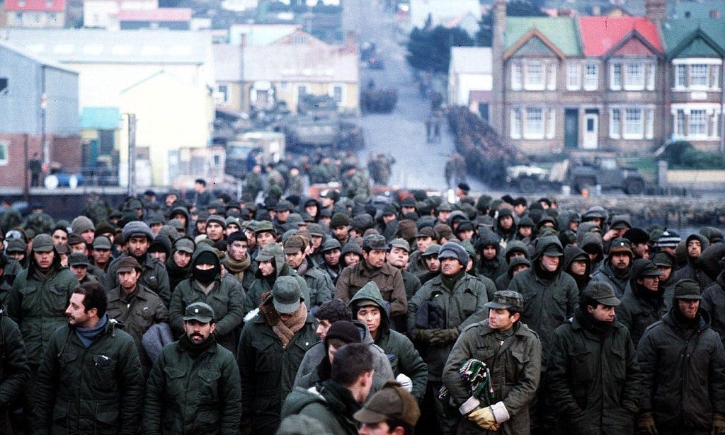 Hundreds of weary captured Argentinian soldiers await processing. Port  Stanley, Falkland islands 1982 [1024x615] : r/HistoryPorn