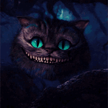 Gato de Cheshire surge da floresta escura, somente sua cabeça é visível com olhos verdes e boca cheia de dentes. Gato de Cheshire surge da floresta escura, somente sua cabeça é visível com olhos verdes e boca cheia de dentes.