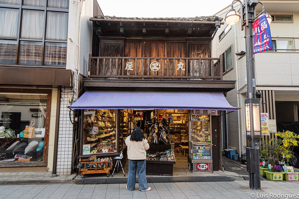 Laura resistiendo la tentación de comprar en Maruya Hakimonoten, tienda de calzado tradicional...