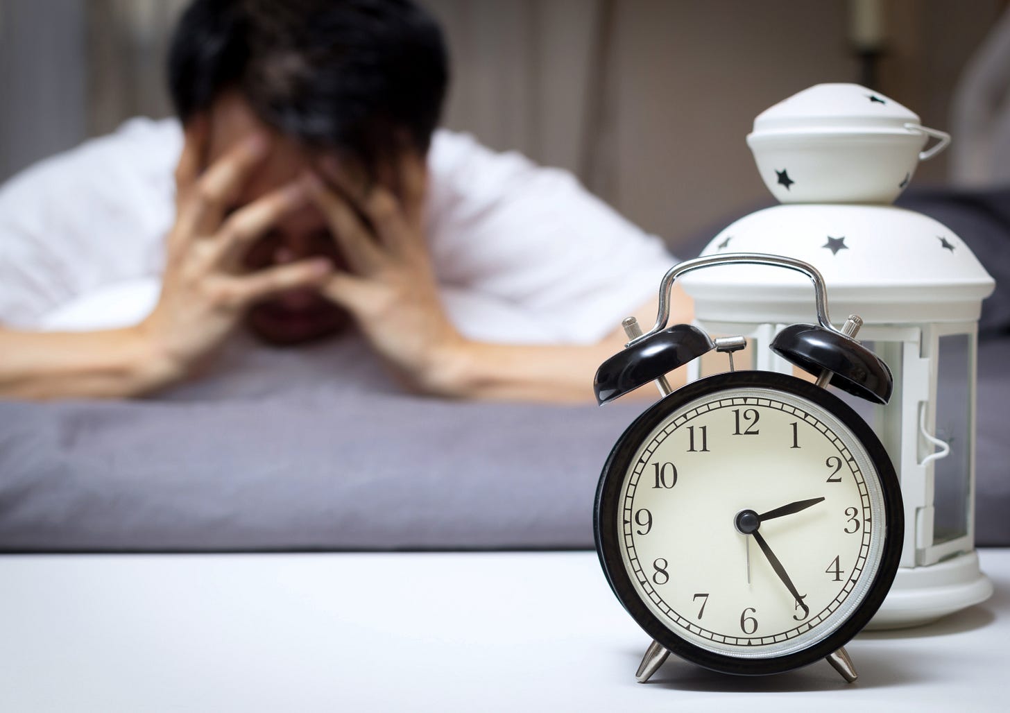 Homme en manque de sommeil au réveil