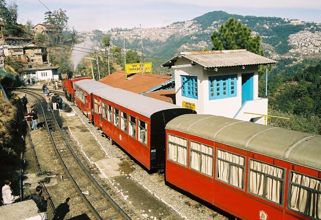 Ligne de chemin de fer à l'ancienne, elle aussi bien perchée au milieu des montagnes
