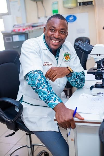 Photo: Vghanem / Wikimedia Commons (CC0) Valentine Golden Ghanem, Ghanaian medical scientist, public health researcher, and epidemiologist, conducting laboratory research at Cocoa Clinic, Ghana.