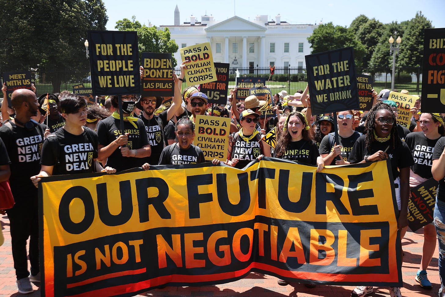 Sunrise pickets the White House. (Photo: Getty Images)