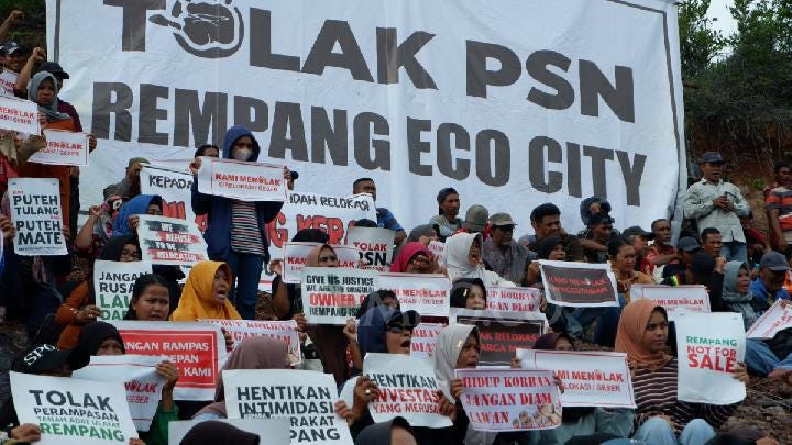 Ratusan warga Rempang saat unjuk rasa di Kampung Sembulang Hulu, Pulau Rempang, Rabu, 4 Desember 2024. TEMPO/Yogi Eka Sahputra
