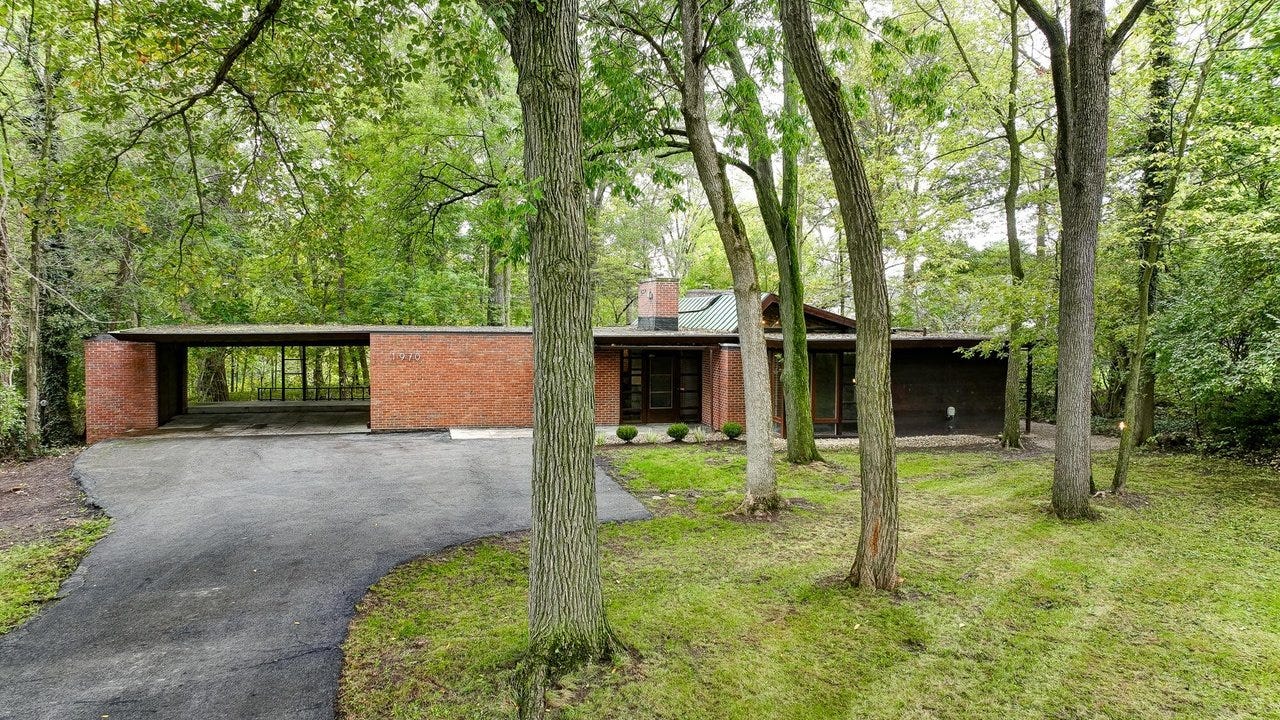 A Mid-Century Modern Ranch in Lima, OH - $334,000