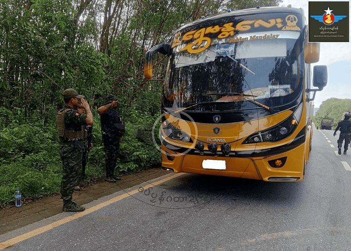 ပုံစာ- တိုက်ပွဲဖြစ်ပွားခဲ့တဲ့ အောင်သပြေရွာနဲ့ ရေး-သံဖြူဇရပ် အဝေးပြေးလမ်းပေါ်မှာ လုံခြုံရေးယူ စစ်ဆေးရေးလုပ်နေတဲ့ MSRF တပ်ဖွဲ့ဝင်တချို့ကို ဒီလ ဒုတိယအပတ်ထဲမှာ တွေ့ရစဉ်။  ဓါတ်ပုံ- MSRF