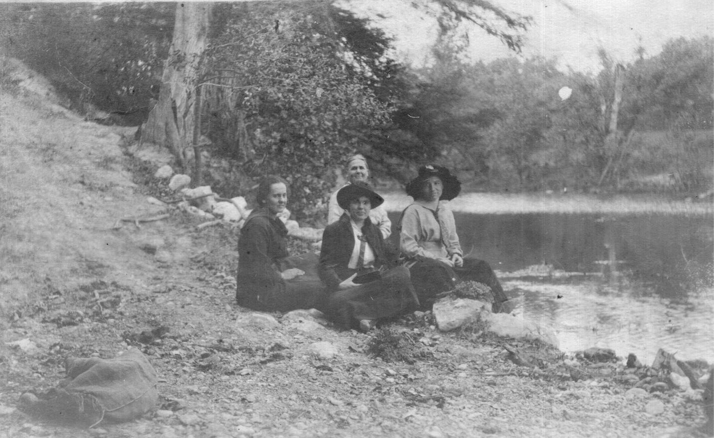 A group of people sitting on the ground

AI-generated content may be incorrect.