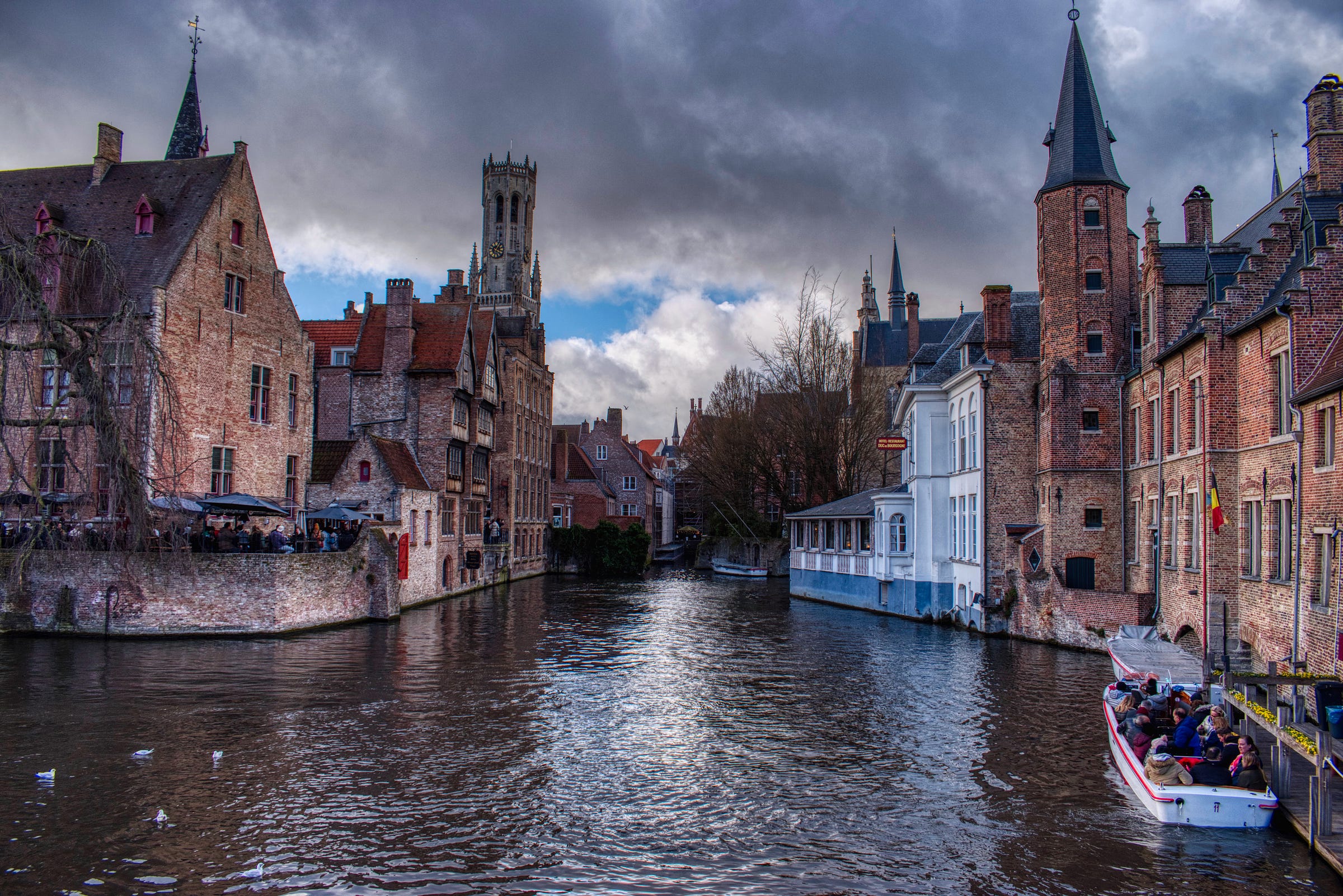 Through the Canals and Cobblestones of Brugge Through the Canals and Cobblestones of Brugge