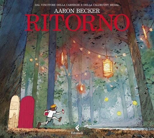 Copertina del libro RITORNO di Aaron Becker, già vincitore della Carnegie e Caldecott Medal. Dal tronco di un albero gigante si spalanca una porta rossa e ne esce una bambina con una corona che regge un pastello rosso. Cammina per un bosco di alberi altissimi fra i cui rami sono stesi fili con appesi lucine e lanterne.