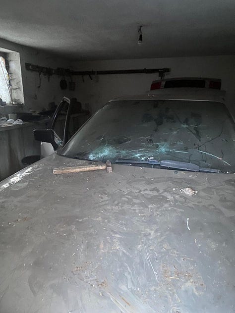 Galeria e dëshmive nga sulmi i tretë ndaj shtëpisë familjare në Kosovë, dritare e dyer të thyera, hapësira të bastisura, dokumente personale të shpërndara dhe hard disku i hequr, shenja konkrete të një fushate frikësimi që synon ta shndërrojë presionin publik në dhunë private.