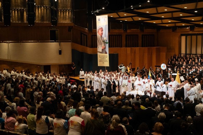 Fotografía de personas participando en una misa en honor al papa Francisco este 26 de abril de 2025, en el Teatro Teresa Carreño en Caracas (Venezuela). EFE/ Ronald Pena R Fotografía de personas participando en una misa en honor al papa Francisco este 26 de abril de 2025, en el Teatro Teresa Carreño en Caracas (Venezuela). EFE/ Ronald Pena R