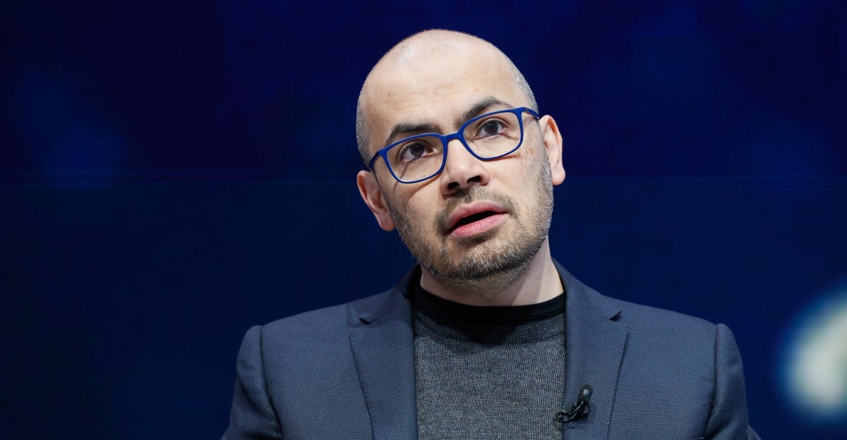 Hassabis fordert eine globale KI-Aufsicht mit Not-Bremse für Frontier-Modelle Hassabis fordert eine globale KI-Aufsicht mit Not-Bremse für Frontier-Modelle