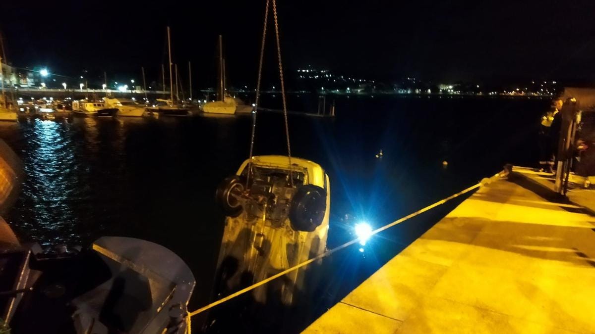 Momento del izado del vehículos en el muelle de Boiro