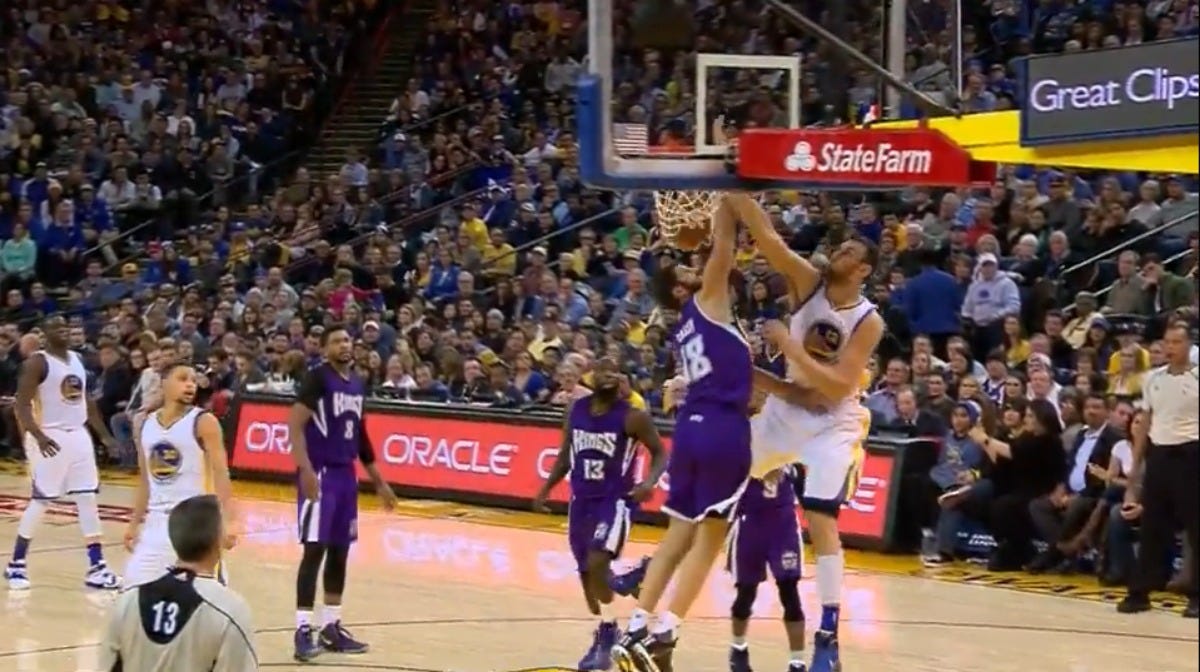 2015-12-30_0100_SAC_-_GSW_BogeyalleyoopdunkonCasspi_resized 2015-12-30_0100_SAC_-_GSW_BogeyalleyoopdunkonCasspi_resized