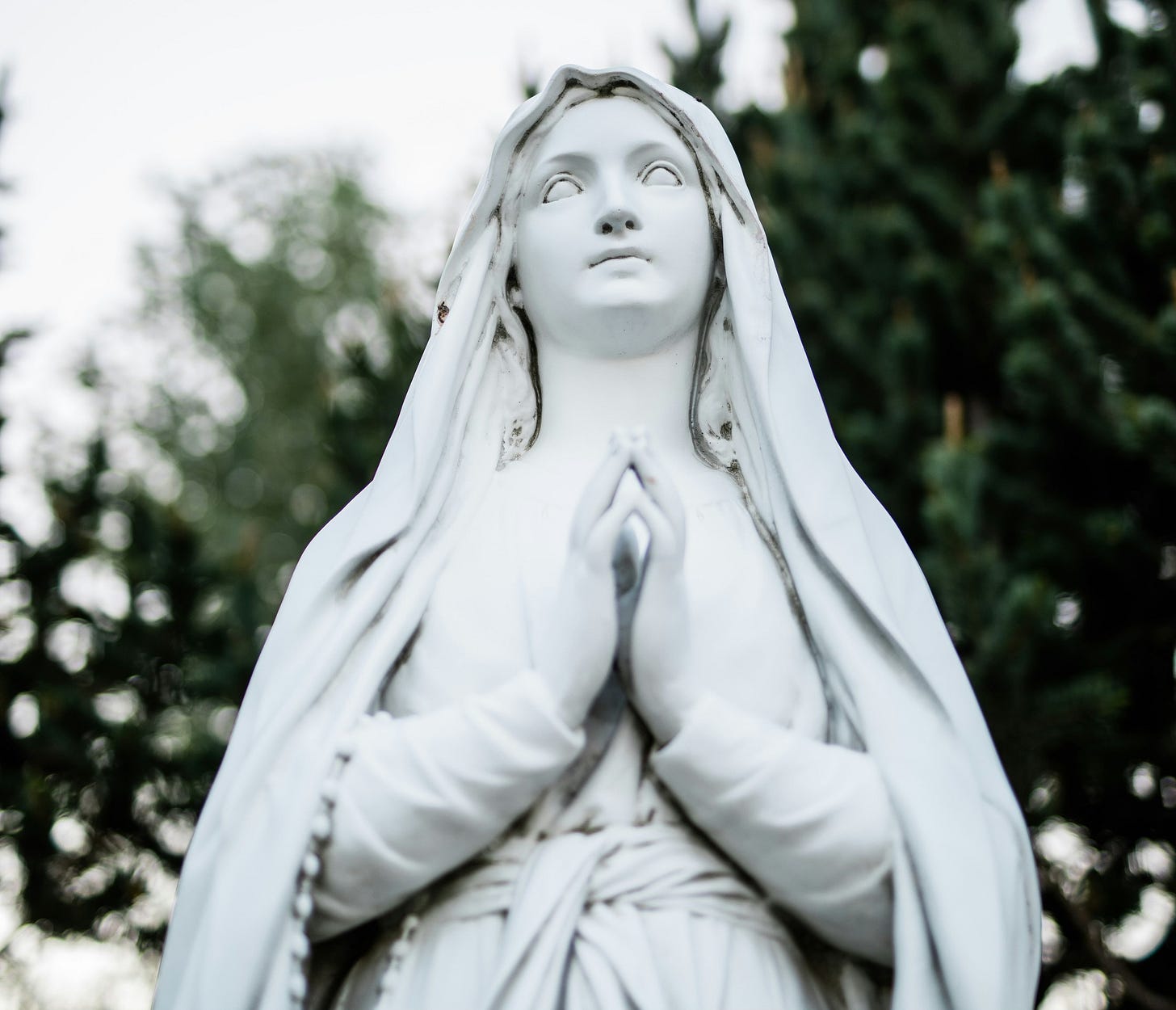 a statue of an angel