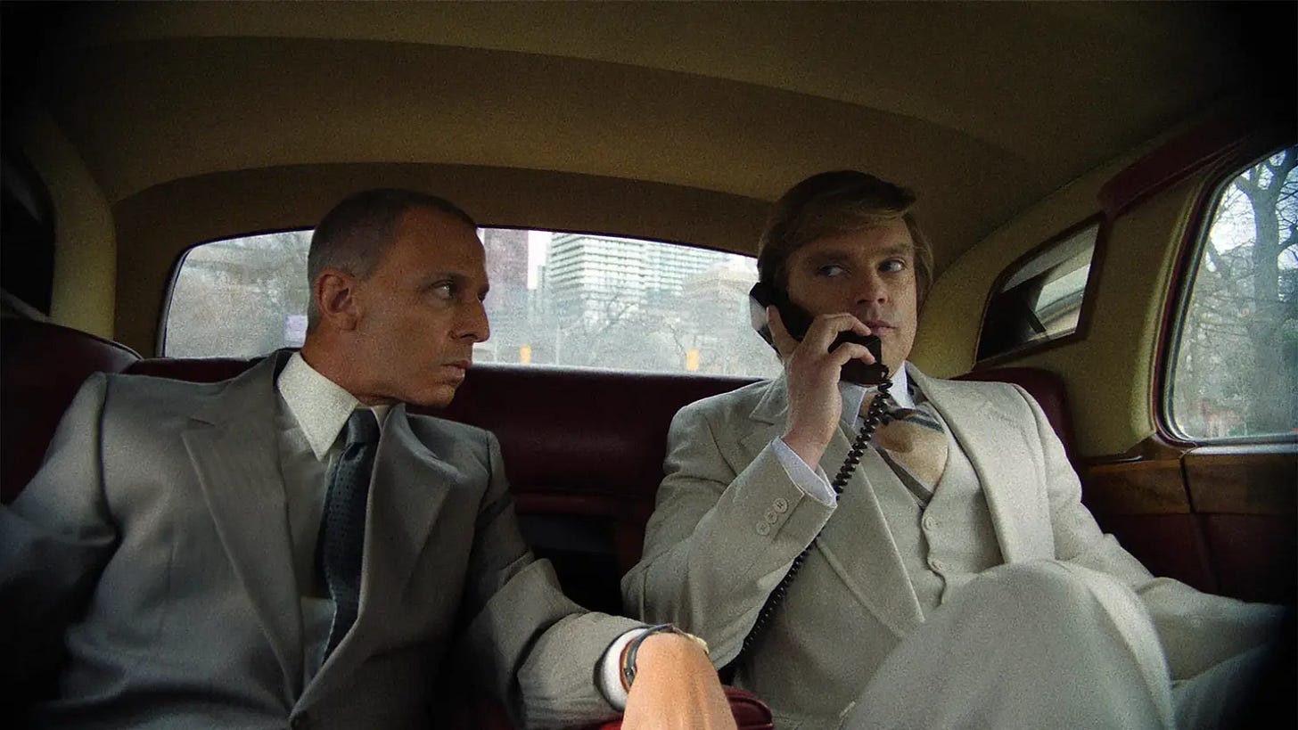 Skuespillerne Jeremy Strong og Sebastian Stan i The Apprentice
