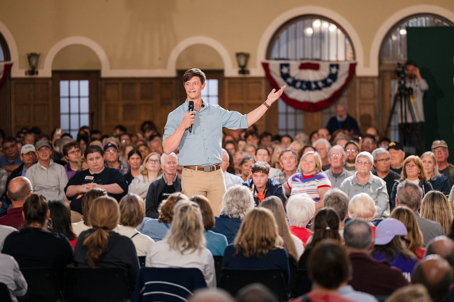 Rob Sand speaks to a large crowd. 
