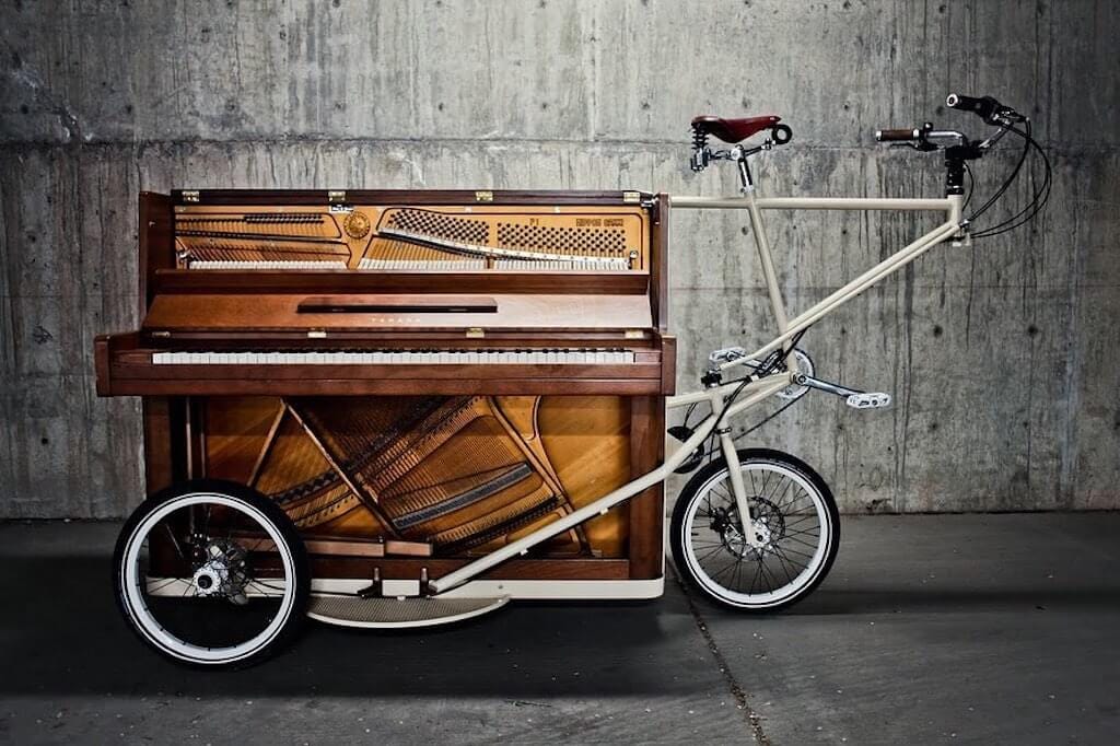 un piano deplace par un velo
