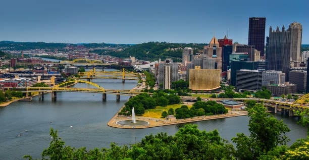 pittsburgh city skyline with point state park fountain from mt washington - pittsburgh pa - pittsburgh stock pictures, royalty-free photos & images
