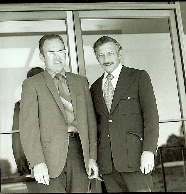 File:Gordon Moore and Robert Noyce at Intel SC1 in Santa Clara 1970.png -  Wikimedia Commons