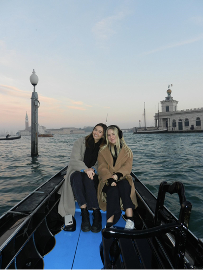Two women sitting on a boat

AI-generated content may be incorrect.