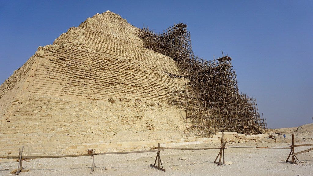 De acordo com o Guinness World Records, o título de pirâmide mais antiga do mundo é a Pirâmide de Degraus Djoser de Saqqara, Egito, construída aproximadamente em 2630 a.C De acordo com o Guinness World Records, o título de pirâmide mais antiga do mundo é a Pirâmide de Degraus Djoser de Saqqara, Egito, construída aproximadamente em 2630 a.C