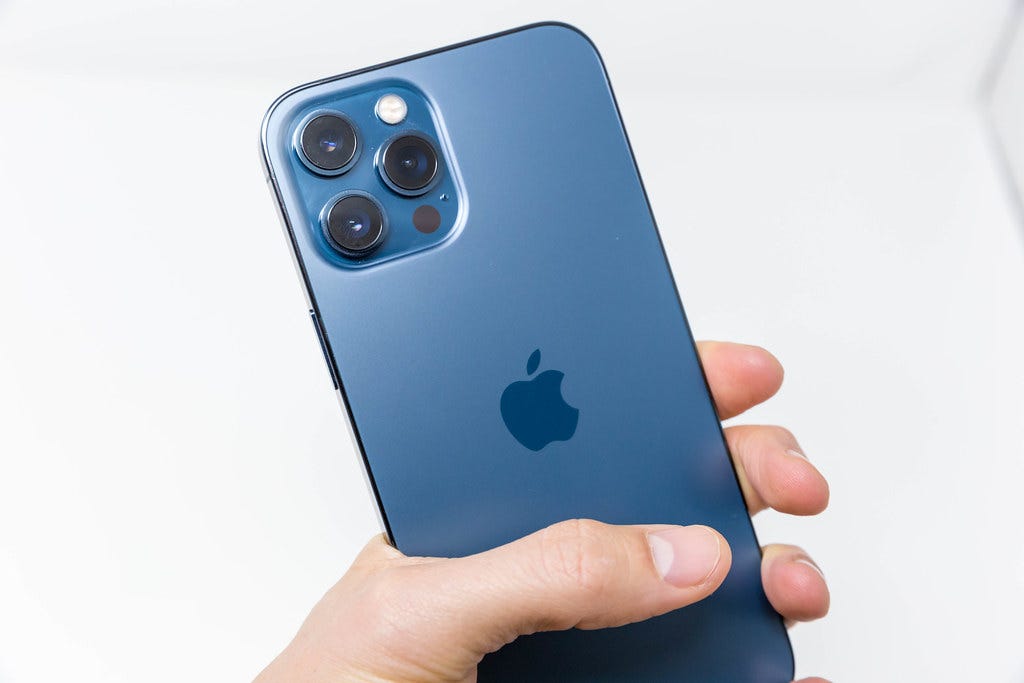 Person hält Apple iPhone 12 Pro Max in Pazifikblau mit dre… | Flickr