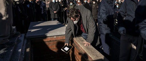 Poesía | Muestra de «Completamente viernes», de Luis García Montero,  homenaje a Almudena Grandes - Vértice