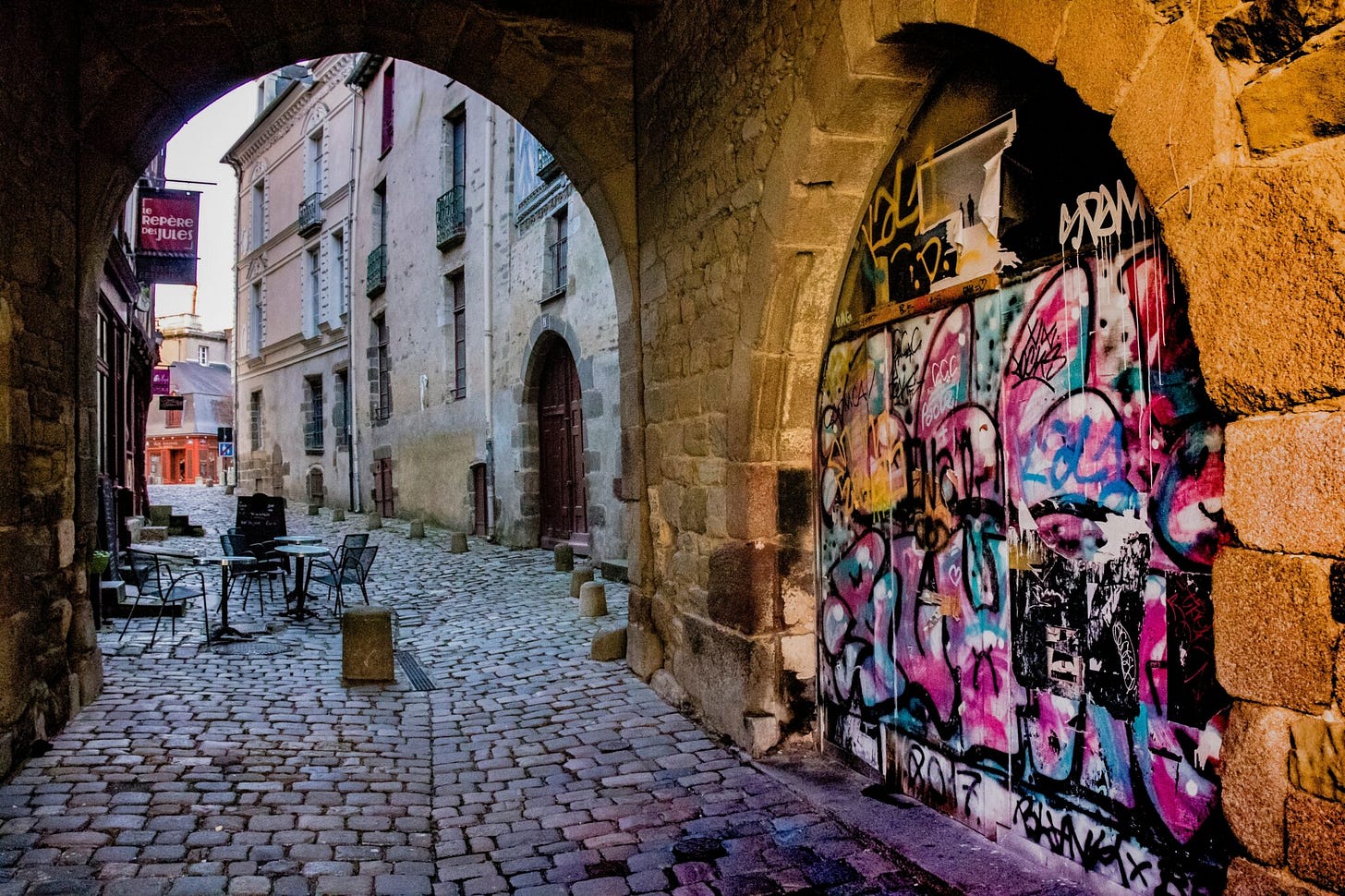 Rennes hat Ecken und Kante, pittoreske kleine Gasse und rechts ein Graffiti