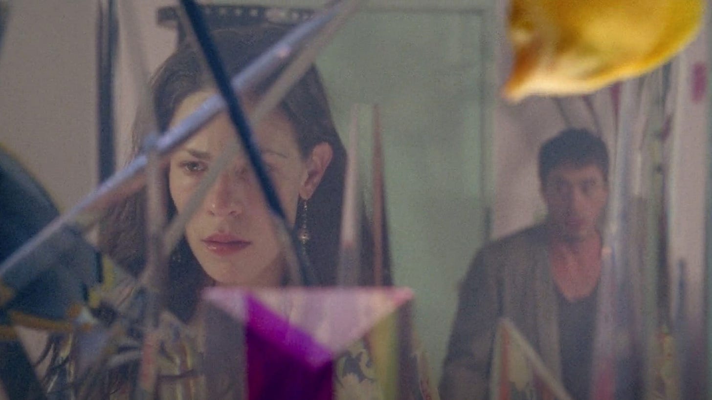 Short Cuts | Still features Lili Taylor as Honey Piggot Bush and Robert Downey Jr. as Bill Bush, observing fish in an aquarium.