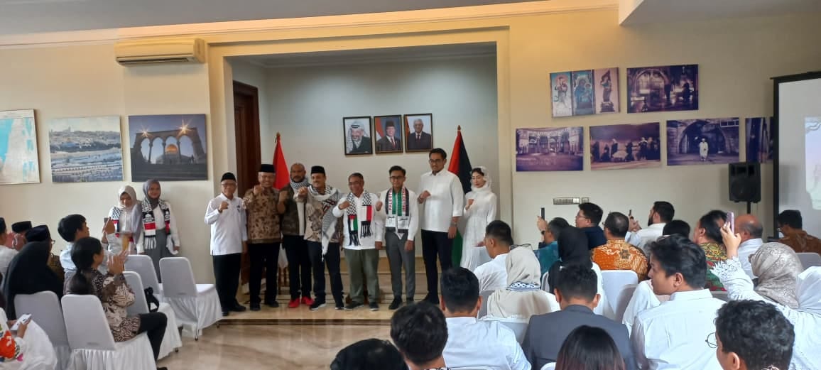 Palestinian Ambassador to Indonesia speaking during the 78th Nakba Day commemoration event in Jakarta attended by youth and humanitarian communities. Palestinian Ambassador to Indonesia speaking during the 78th Nakba Day commemoration event in Jakarta attended by youth and humanitarian communities.