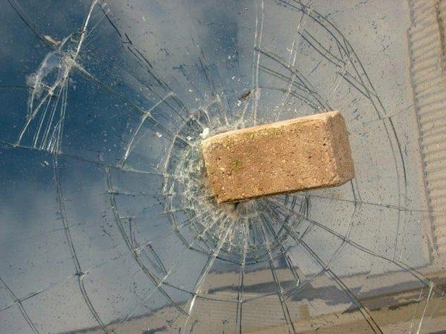 Steen door ruit huis: laptop weg | Gooieneemlander