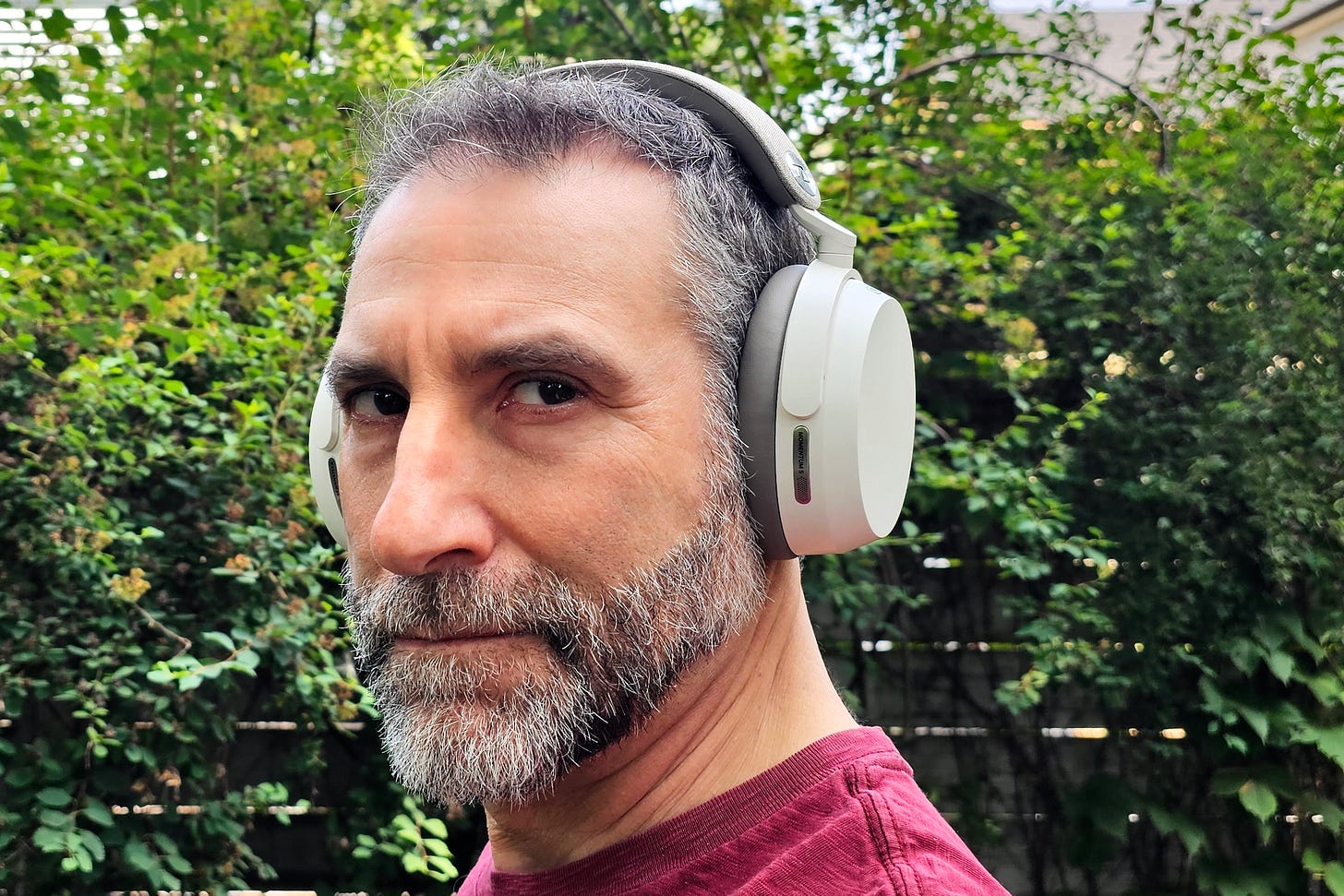 Simon Cohen wearing the Sennheiser Momentum 5 Wireless, facing the camera. Simon Cohen wearing the Sennheiser Momentum 5 Wireless, facing the camera.