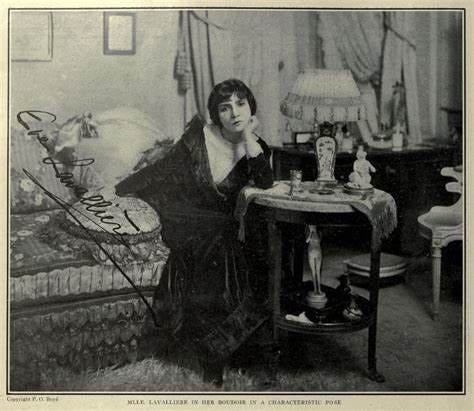 Ève Lavallière image