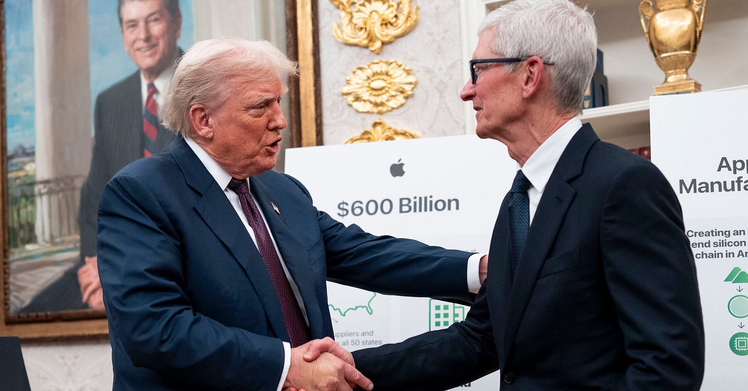 Apple C.E.O. Gifts Trump Gold