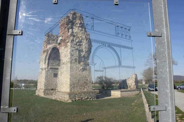 r/DesignPorn - A clever way to show what ancient ruins looked like... [600x400]