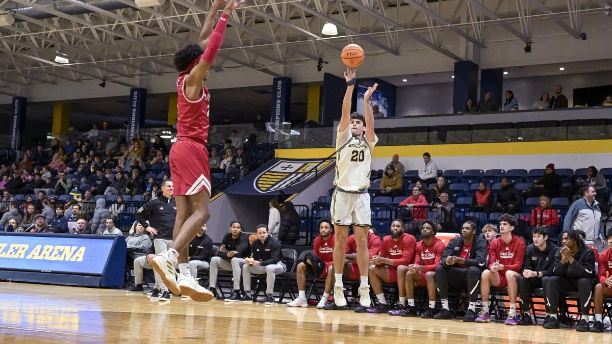 Warriors sit alone in first place after snapping Sacred Heart’s five-game winning streak