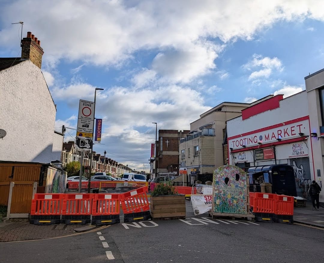 May be an image of street and text that says "TOOTING TOOTINGOMARKET MARKET 動山"